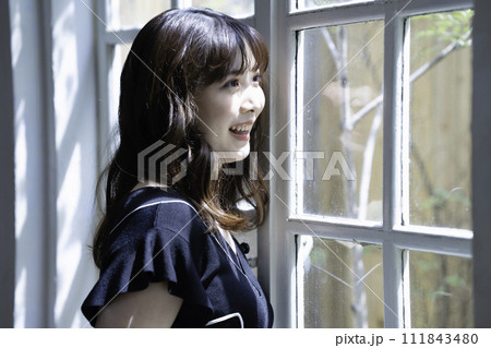 窓際で寛ぐ女性 窓際で寛ぐ女性 111843480