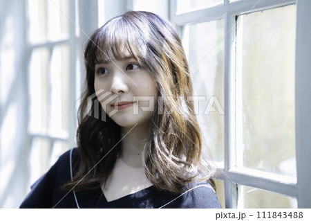 窓際で寛ぐ女性 窓際で寛ぐ女性 111843488