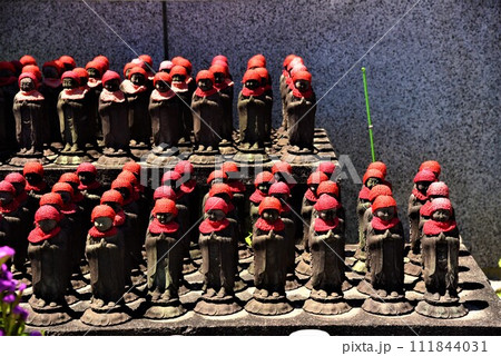 並ぶ地蔵 111844031