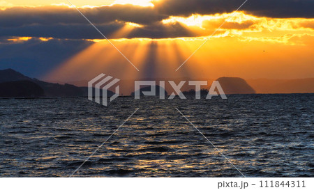 光の祝福 - 糸島（加布里湾）の天使の梯子 111844311