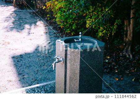 公園の水飲み場 公園の水飲み場 111844562