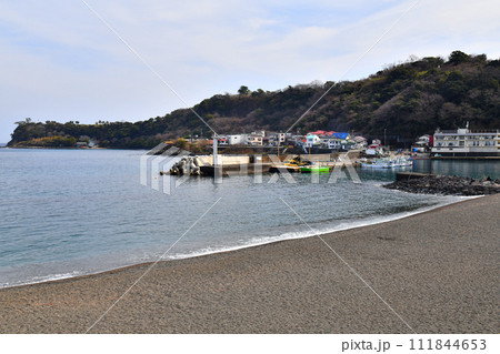 川奈漁港／川奈海水浴場／川奈ホテルゴルフコース周辺を望む(静岡県伊東市)【2024.2】 111844653
