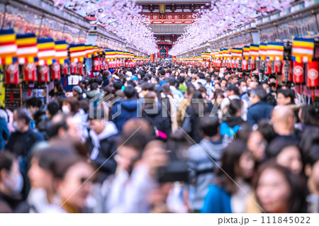 日本の東京都市景観 驚愕の人出…コロナ禍前をこえる外国人観光客で賑わう浅草寺…新時代へ＝2月18日 111845022