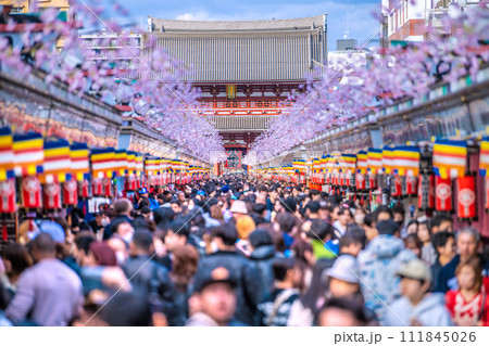 日本の東京都市景観 驚愕の人出…コロナ禍前をこえる外国人観光客で賑わう浅草寺…新時代へ=2月18日 日本の東京都市景観 驚愕の人出…コロナ禍前をこえる外国人観光客で賑わう浅草寺…新時代へ=2月18日 111845026