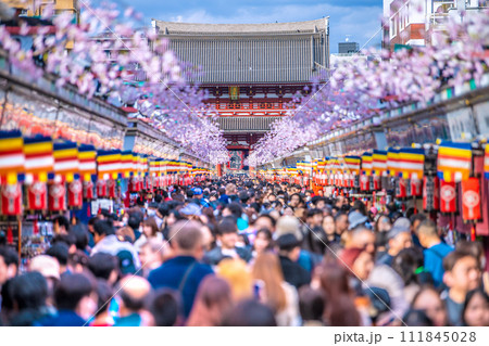 日本の東京都市景観 驚愕の人出…コロナ禍前をこえる外国人観光客で賑わう浅草寺…新時代へ＝2月18日 111845028