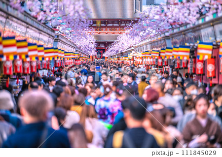 日本の東京都市景観 驚愕の人出…コロナ禍前をこえる外国人観光客で賑わう浅草寺…新時代へ＝2月18日 111845029