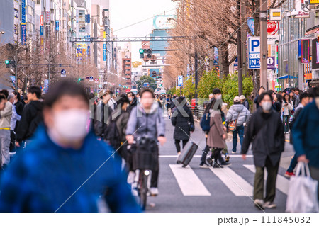 日本の東京都市景観 外国人観光客らで賑わう秋葉原の歩行者天国。なぜか危険運転自転車横行…=2月18日 日本の東京都市景観 外国人観光客らで賑わう秋葉原の歩行者天国。なぜか危険運転自転車横行…=2月18日 111845032