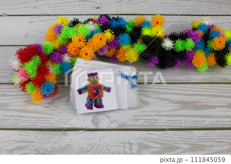 Construction set with hooks, sticky burdock balls 111845059