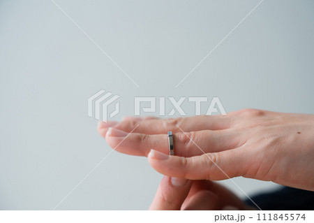 指輪をつける手元の写真 111845574