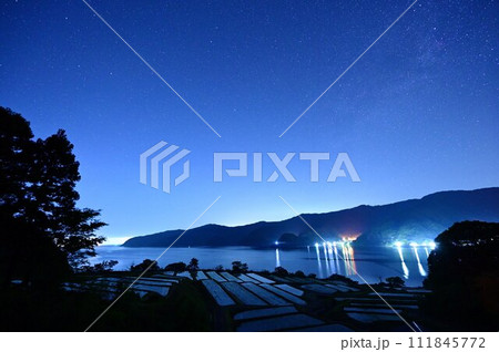 田烏の棚田と星空 111845772
