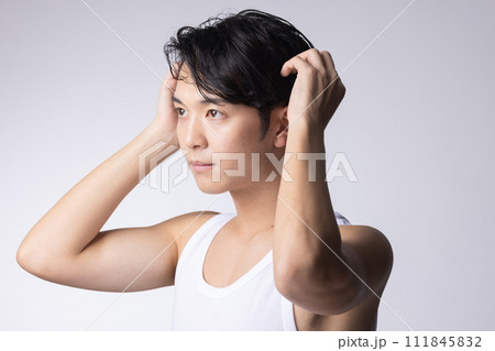 白バックのヘアスタイルを気にする男性ポートレート 111845832