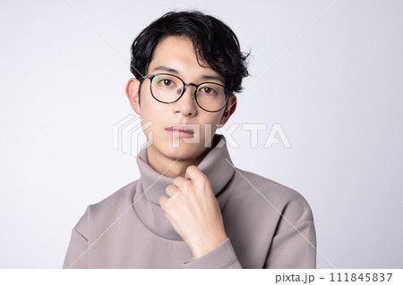 眼鏡をかけた若い男性のポートレート 111845837