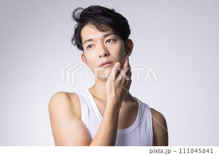 白バックの若い男性の上半身アップポートレート 白バックの若い男性の上半身アップポートレート 111845841