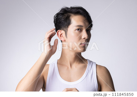 白バックのヘアスタイルを気にする男性ポートレート 白バックのヘアスタイルを気にする男性ポートレート 111845850