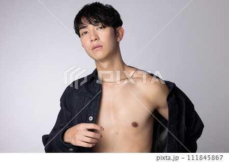 若い男性のジーンズファッションイメージ 若い男性のジーンズファッションイメージ 111845867