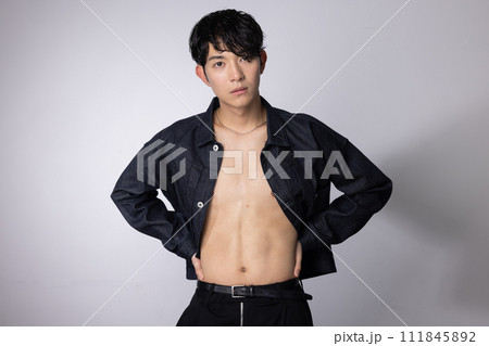 若い男性のジーンズファッションイメージ 若い男性のジーンズファッションイメージ 111845892