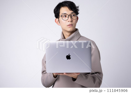 眼鏡をかけた若い男性のPC操作イメージ 111845906