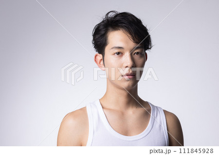 白バックの若い男性の上半身アップポートレート 111845928