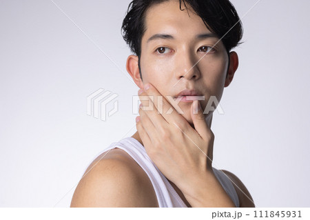 白バックの若い男性の上半身アップポートレート 白バックの若い男性の上半身アップポートレート 111845931