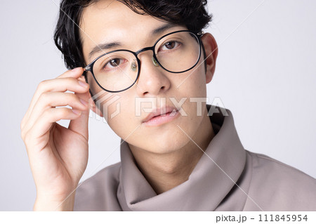 眼鏡をかけた若い男性のポートレート 111845954
