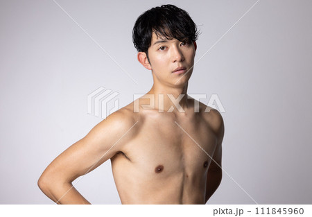 若い男性の上半身アップポートレート 若い男性の上半身アップポートレート 111845960