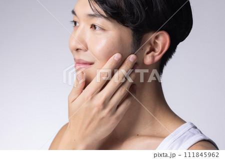 白バックの若い男性の上半身アップポートレート 111845962