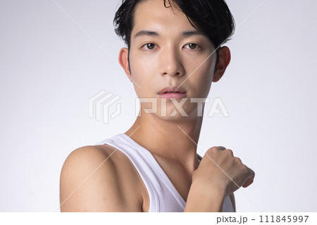 白バックの若い男性の上半身アップポートレート 白バックの若い男性の上半身アップポートレート 111845997