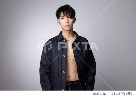 若い男性のジーンズファッションイメージ 若い男性のジーンズファッションイメージ 111845999