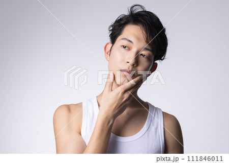 白バックの若い男性の上半身アップポートレート 111846011