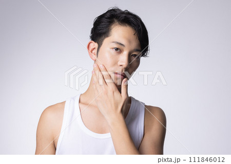 白バックの若い男性の上半身アップポートレート 白バックの若い男性の上半身アップポートレート 111846012