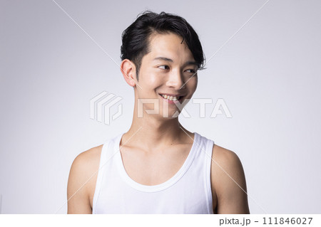 白バックの若い男性の上半身アップポートレート 111846027