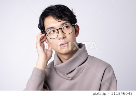 眼鏡をかけた若い男性のポートレート 111846048