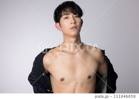 若い男性のジーンズファッションイメージ 若い男性のジーンズファッションイメージ 111846059