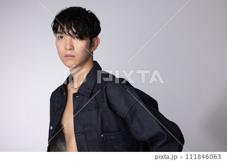 若い男性のジーンズファッションイメージ 111846063