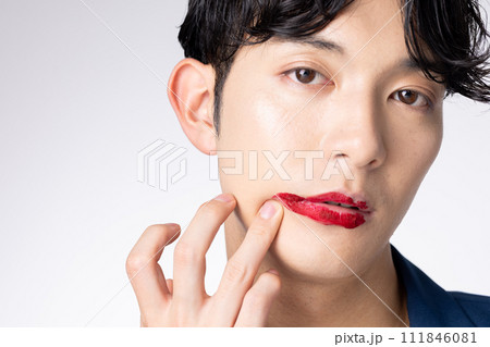 若い男性のメンズメイクアップイメージ 111846081