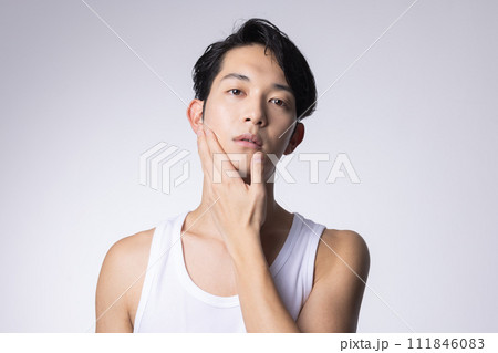 白バックの若い男性の上半身アップポートレート 111846083