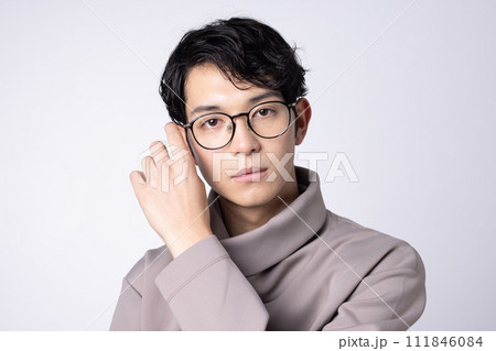 眼鏡をかけた若い男性のポートレート 111846084
