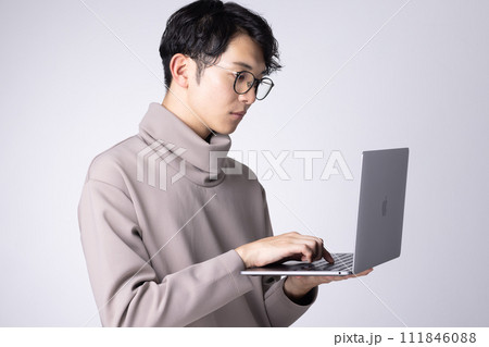 眼鏡をかけた若い男性のPC操作イメージ 眼鏡をかけた若い男性のPC操作イメージ 111846088