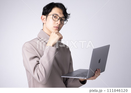 眼鏡をかけた若い男性のPC操作イメージ 眼鏡をかけた若い男性のPC操作イメージ 111846120