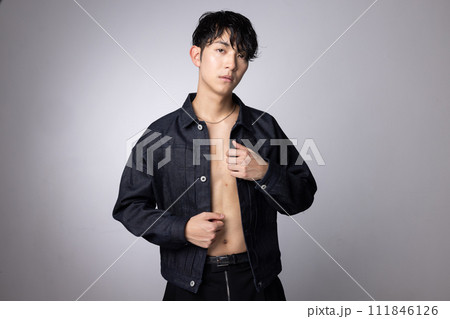 若い男性のジーンズファッションイメージ 若い男性のジーンズファッションイメージ 111846126
