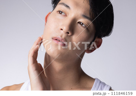 白バックの若い男性の上半身アップポートレート 111846159