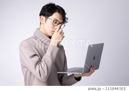 眼鏡をかけた若い男性のPC操作イメージ 眼鏡をかけた若い男性のPC操作イメージ 111846162