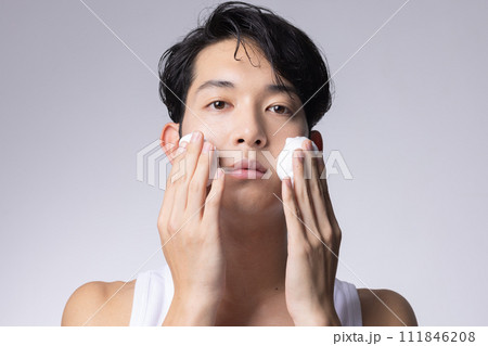 白バックの洗顔、スキンケアをしている男性ポートレート 白バックの洗顔、スキンケアをしている男性ポートレート 111846208