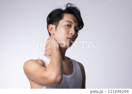 白バックの若い男性の上半身アップポートレート 白バックの若い男性の上半身アップポートレート 111846209