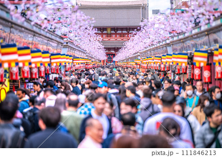 日本の東京都市景観 大混雑…コロナ禍前をこえる外国人観光客で賑わう浅草寺…希望の時代へ＝2月18日 111846213