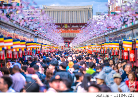 日本の東京都市景観 大混雑…コロナ禍前をこえる外国人観光客で賑わう浅草寺…希望の時代へ=2月18日 日本の東京都市景観 大混雑…コロナ禍前をこえる外国人観光客で賑わう浅草寺…希望の時代へ=2月18日 111846223