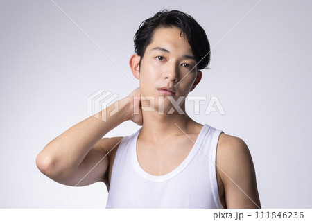 白バックの若い男性の上半身アップポートレート 白バックの若い男性の上半身アップポートレート 111846236