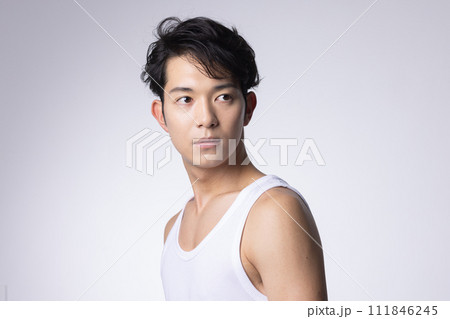 白バックの若い男性の上半身アップポートレート 111846245