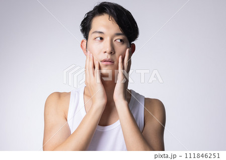 白バックの若い男性の上半身アップポートレート 白バックの若い男性の上半身アップポートレート 111846251