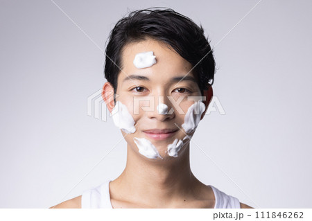 白バックの洗顔、スキンケアをしている男性ポートレート 111846262